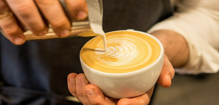 pouring latte art